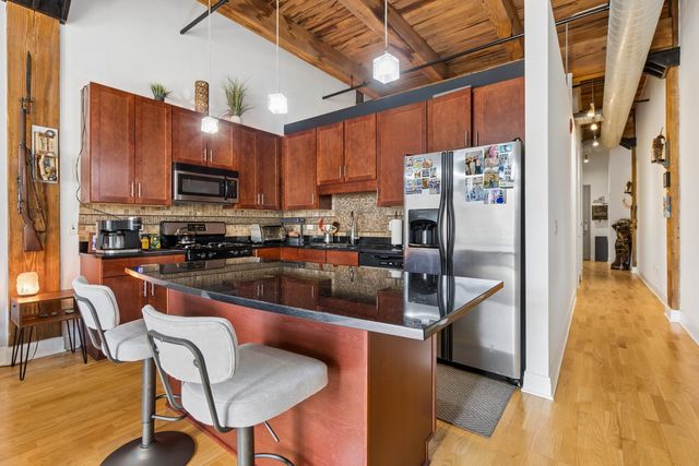 770 W Gladys Avenue 304, Chicago, IL 60661