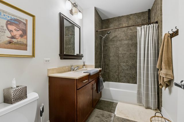 770 W Gladys Avenue 304, Chicago, IL 60661