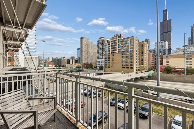 770 W Gladys Avenue 304, Chicago, IL 60661