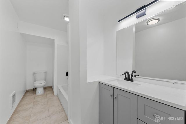 29 Piccadilly Circus, Sayreville, NJ 08872