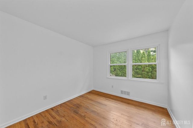 29 Piccadilly Circus, Sayreville, NJ 08872
