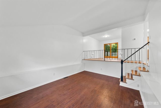 29 Piccadilly Circus, Sayreville, NJ 08872