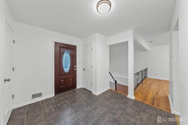 29 Piccadilly Circus, Sayreville, NJ 08872