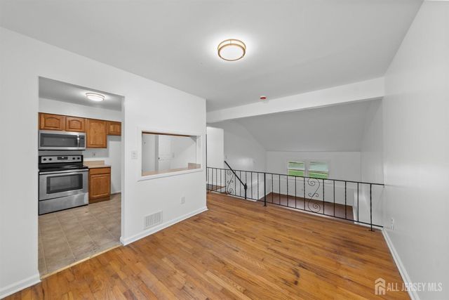 29 Piccadilly Circus, Sayreville, NJ 08872