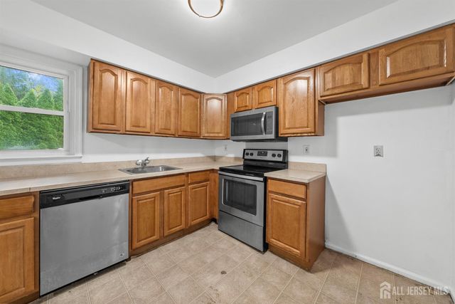 29 Piccadilly Circus, Sayreville, NJ 08872