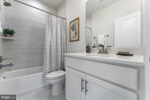 505 GLYNDON ST NE, Vienna, VA 22180