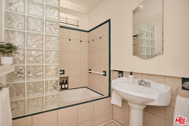 943 Venango Avenue, Los Angeles, CA 90029