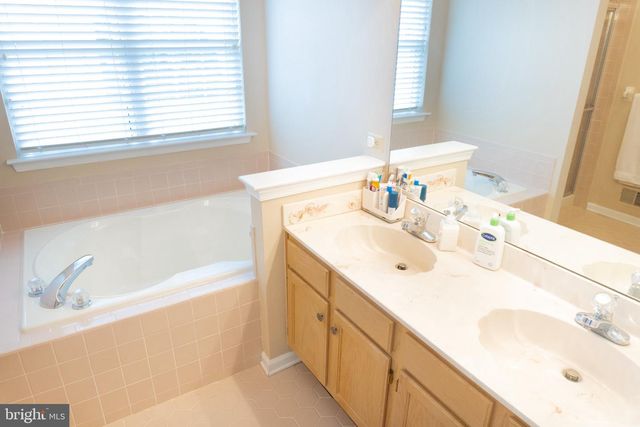 5 STEWART CT, Jackson, NJ 08527