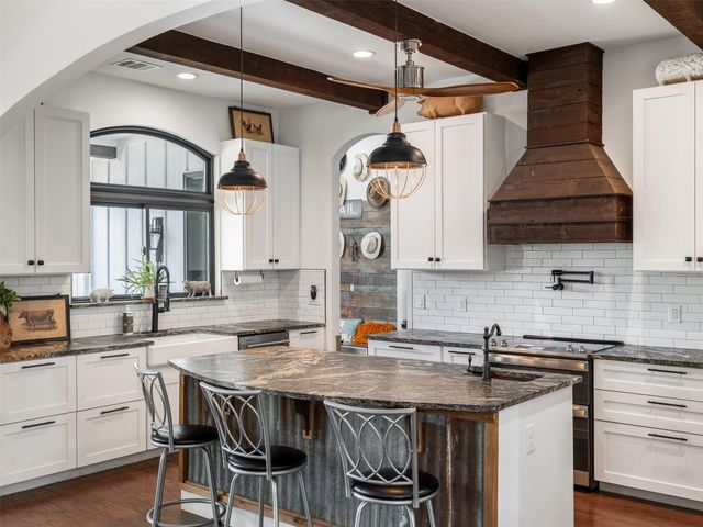 933 Beauchamp RD, Dripping Springs, TX 78620