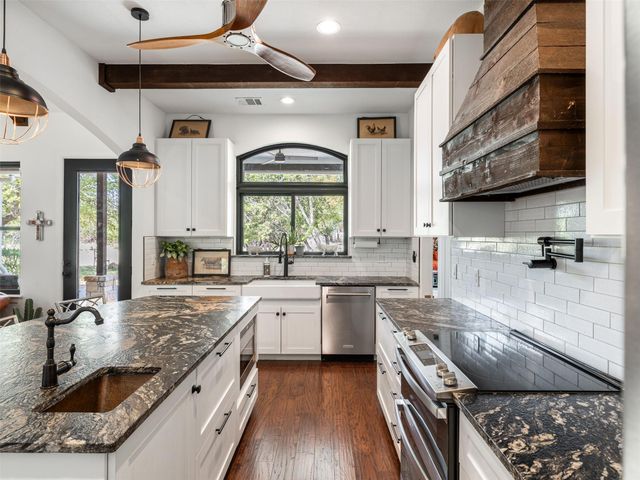 933 Beauchamp RD, Dripping Springs, TX 78620