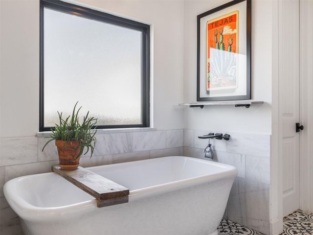 933 Beauchamp RD, Dripping Springs, TX 78620