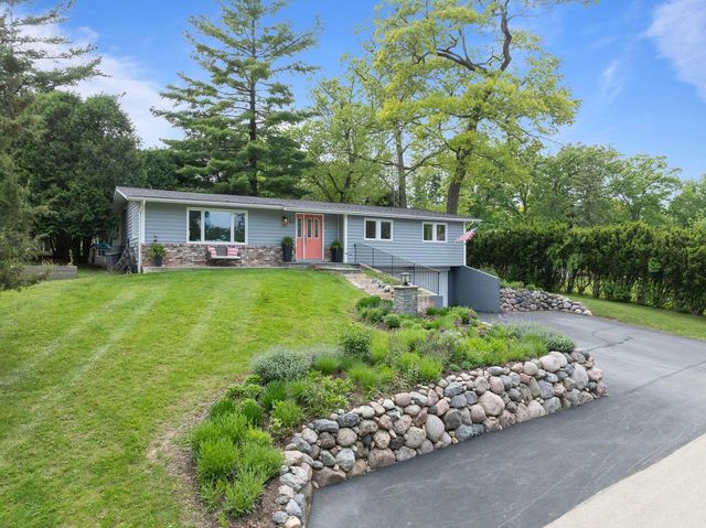 860 Trails End DRIVE, Fontana, WI 53125