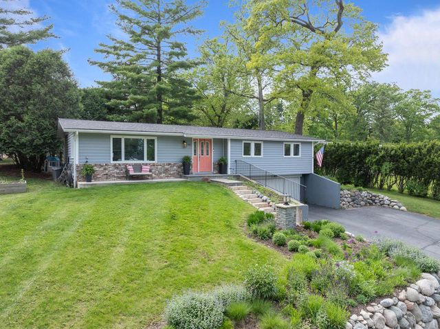 860 Trails End DRIVE, Fontana, WI 53125