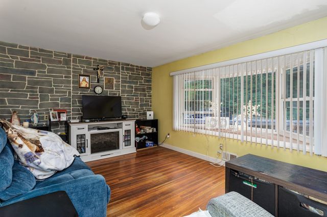127 Pleasant St, Lunenburg, MA 01462