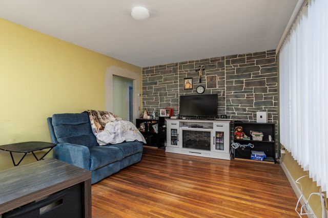 127 Pleasant St, Lunenburg, MA 01462