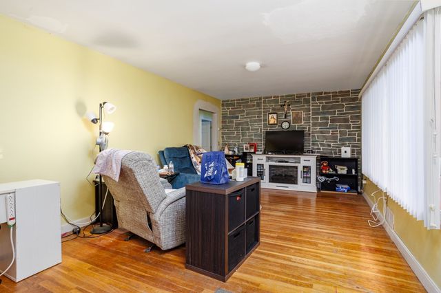 127 Pleasant St, Lunenburg, MA 01462