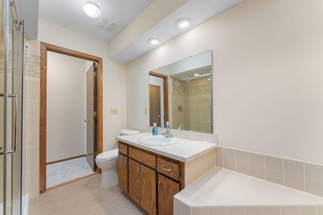 1216 Hilo Avenue N, Oakdale, MN 55128