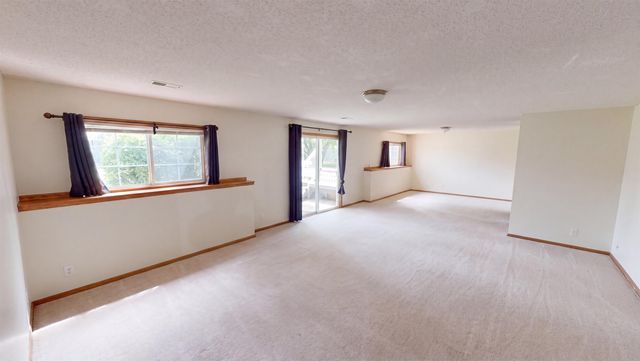 6505 E 44th St N, Bel Aire, KS 67226