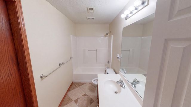 6505 E 44th St N, Bel Aire, KS 67226