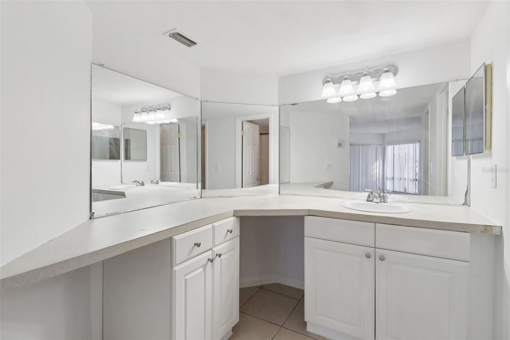 Image 9 of property listing at 4369 AQUA VISTA DRIVE 16-C, Orlando, FL 32839