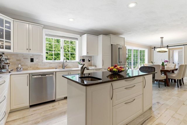 4 Hunters Road, Bedford, NH 03110