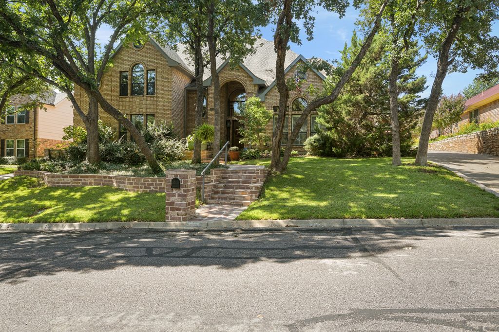2104 Emerald Lake Drive, Arlington, TX 76013 — exterior