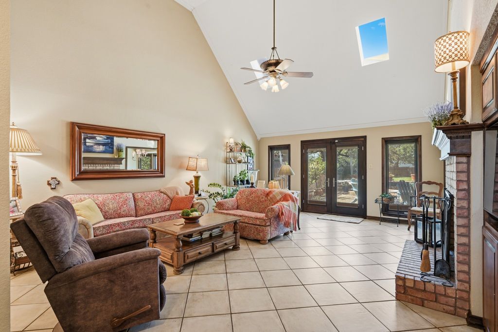 2104 Emerald Lake Drive, Arlington, TX 76013 — photo 2