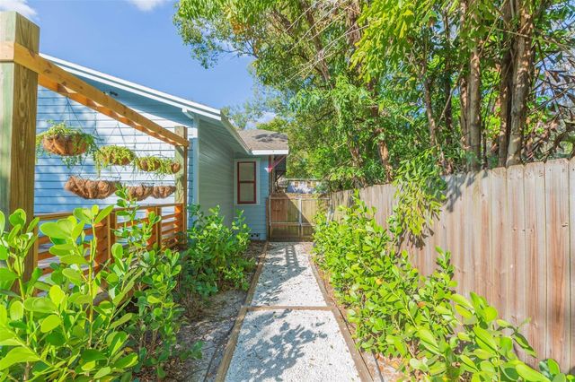 917 E BROAD STREET, Tampa, FL 33604