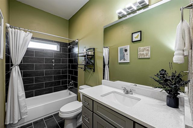 108 Bay Oaks Drive, La Porte, TX 77571