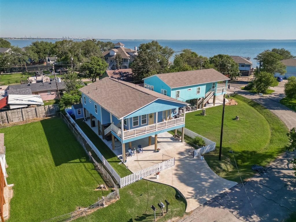 108 Bay Oaks Drive, La Porte, TX 77571