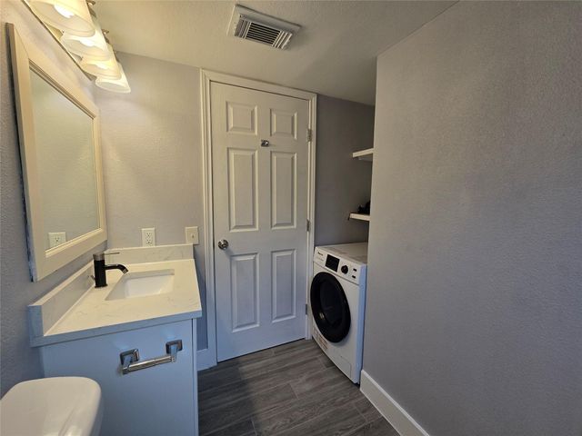 2504 Manor CIR B, Austin, TX 78723