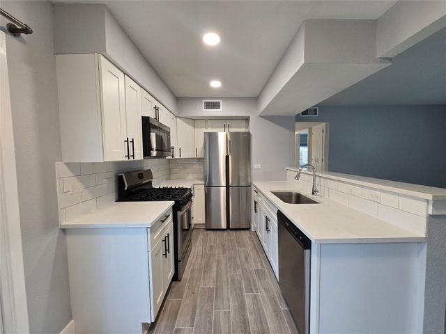 2504 Manor CIR B, Austin, TX 78723