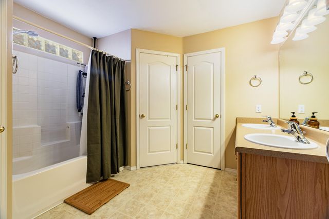 5804 Night Shadow Avenue NW, Albuquerque, NM 87114