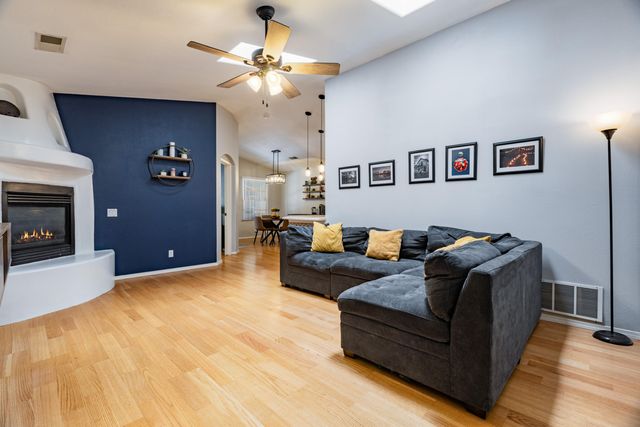 5804 Night Shadow Avenue NW, Albuquerque, NM 87114