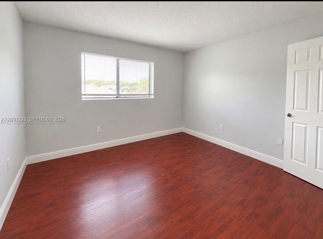450 W Palm Circle 202, Pembroke Pines, FL 33025