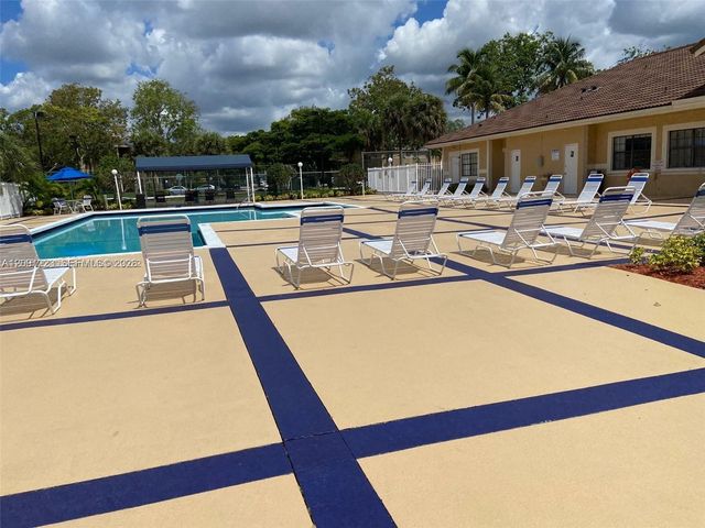 450 W Palm Circle 202, Pembroke Pines, FL 33025
