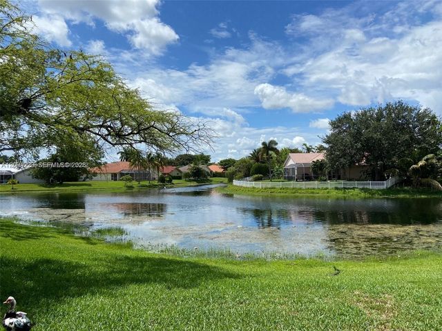 450 W Palm Circle 202, Pembroke Pines, FL 33025