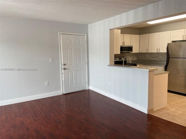450 W Palm Circle 202, Pembroke Pines, FL 33025