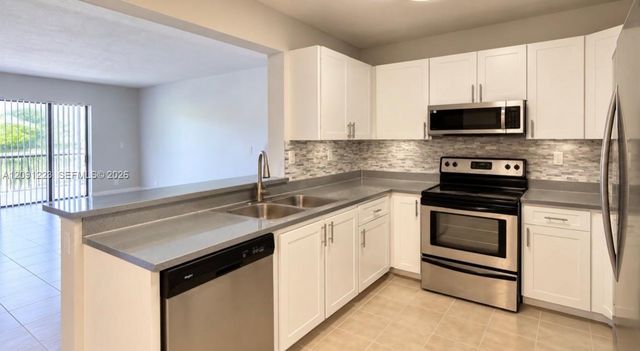 450 W Palm Circle 202, Pembroke Pines, FL 33025
