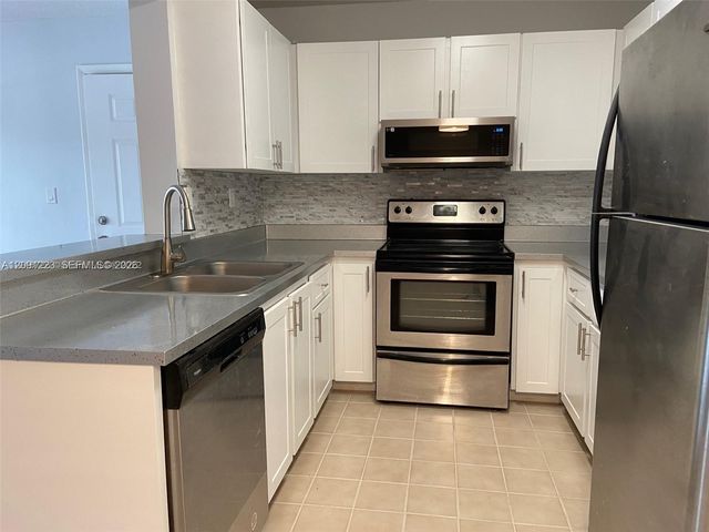 450 W Palm Circle 202, Pembroke Pines, FL 33025