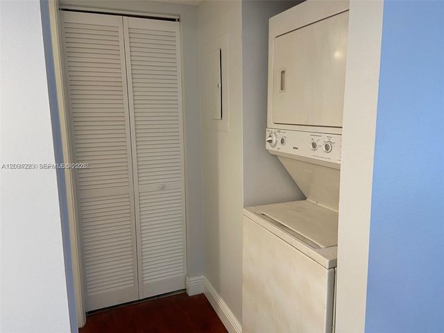 450 W Palm Circle 202, Pembroke Pines, FL 33025