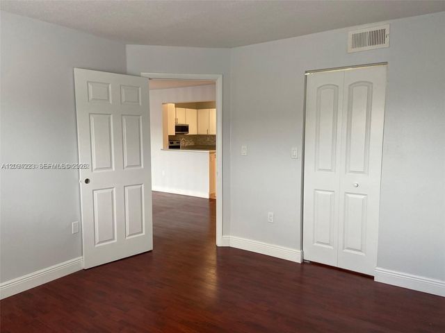 450 W Palm Circle 202, Pembroke Pines, FL 33025
