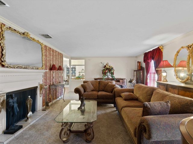 809 Madelaine Dr, Gilmer, TX 75644