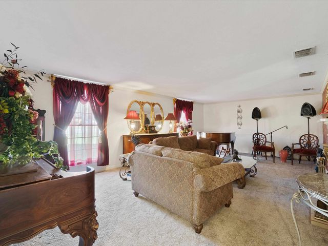 809 Madelaine Dr, Gilmer, TX 75644