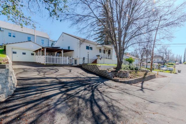 216 S Amador St, Ione, CA 95640