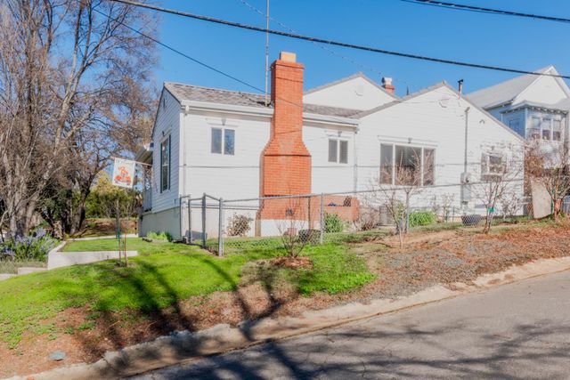 216 S Amador St, Ione, CA 95640