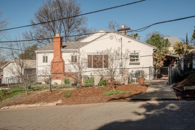 216 S Amador St, Ione, CA 95640