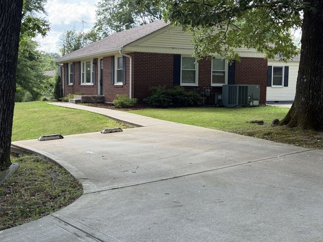 101 Lake Circle Dr, Dickson, TN 37055