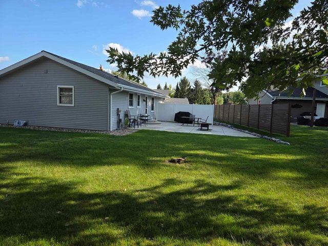 1544 Riverdale Drive, Oconomowoc, WI 53066