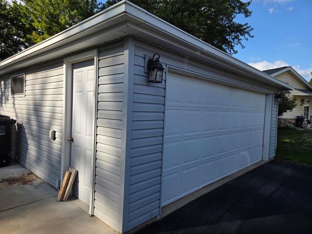 1544 Riverdale Drive, Oconomowoc, WI 53066